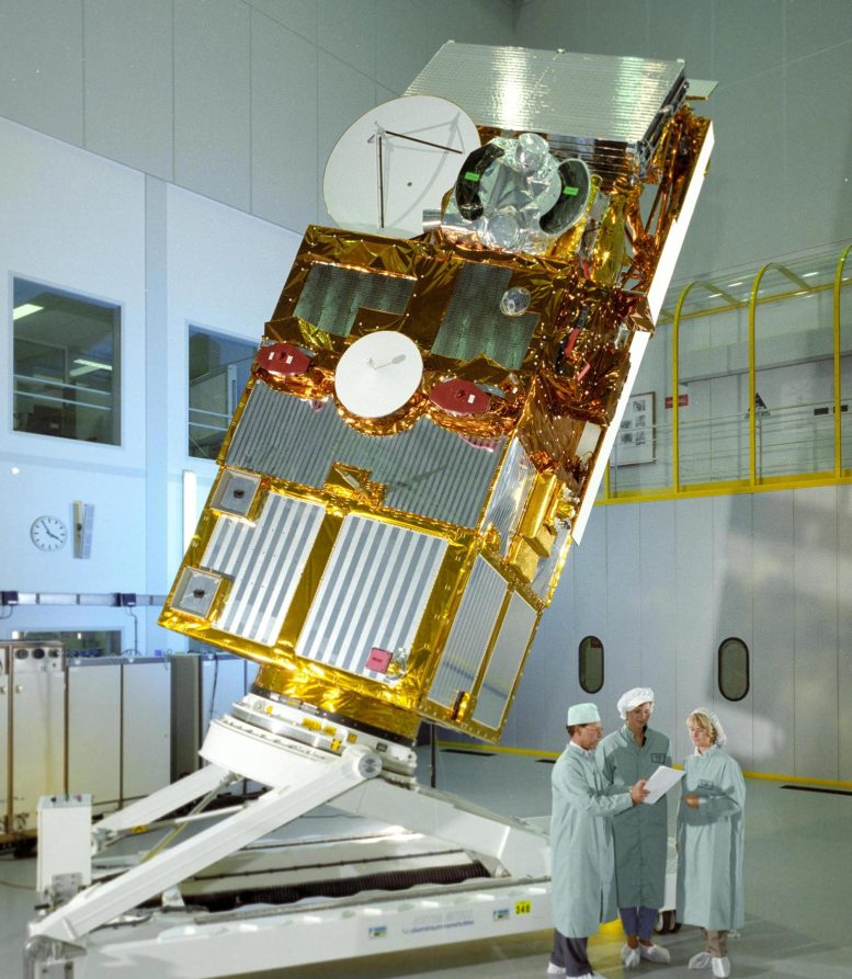 重达5000磅的欧洲ERS-2卫星坠落地球并开始解体