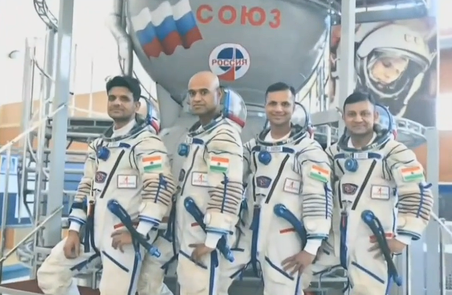明年送入太空 印度四名航天员亮相 今年先送机器人上去